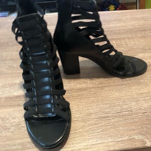 Strap sandals